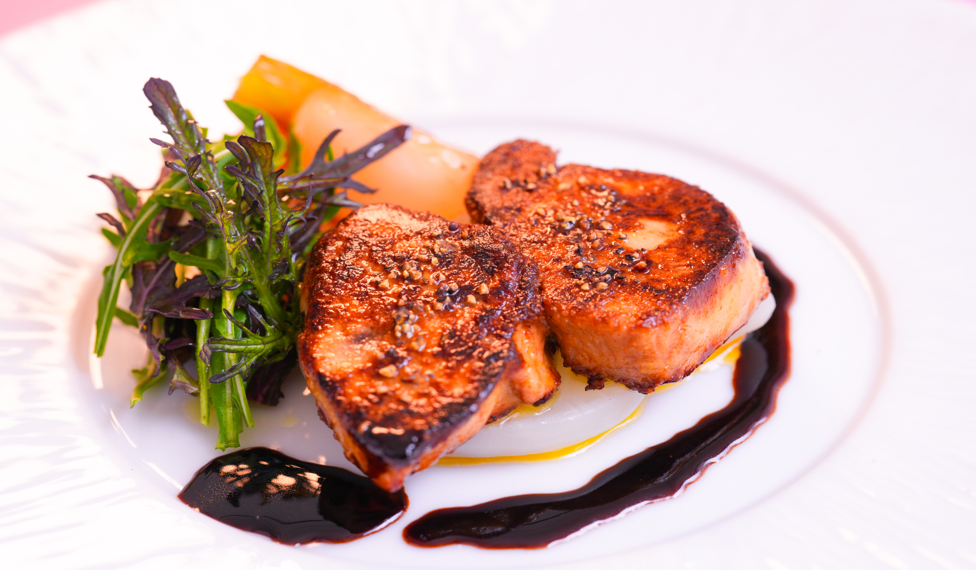 フォアグラのソテー　蕪のキャラメリゼ　バルサミコソース