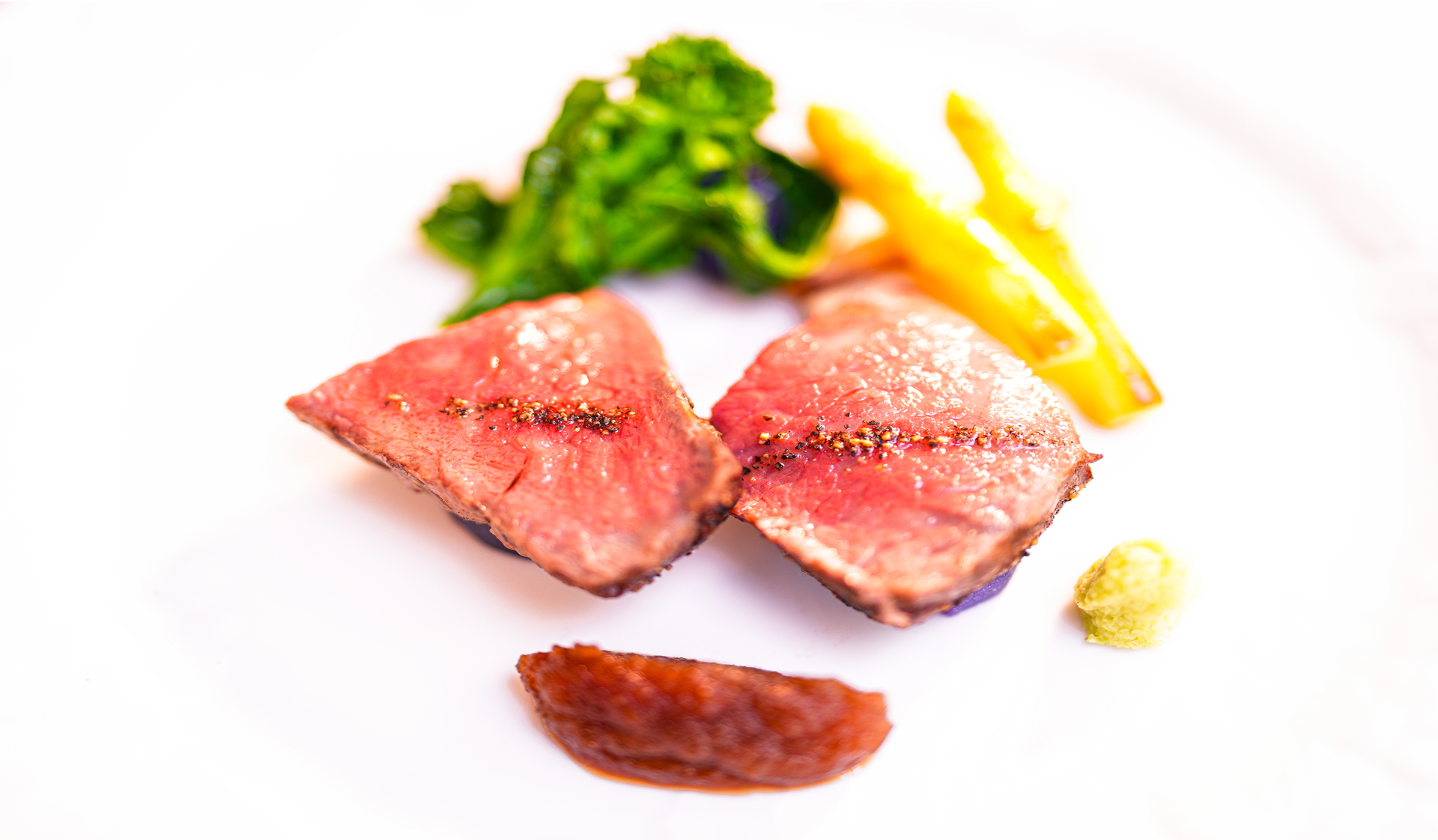 和牛サーロインのグリエ　オニオンソース　ホワイトアスパラ